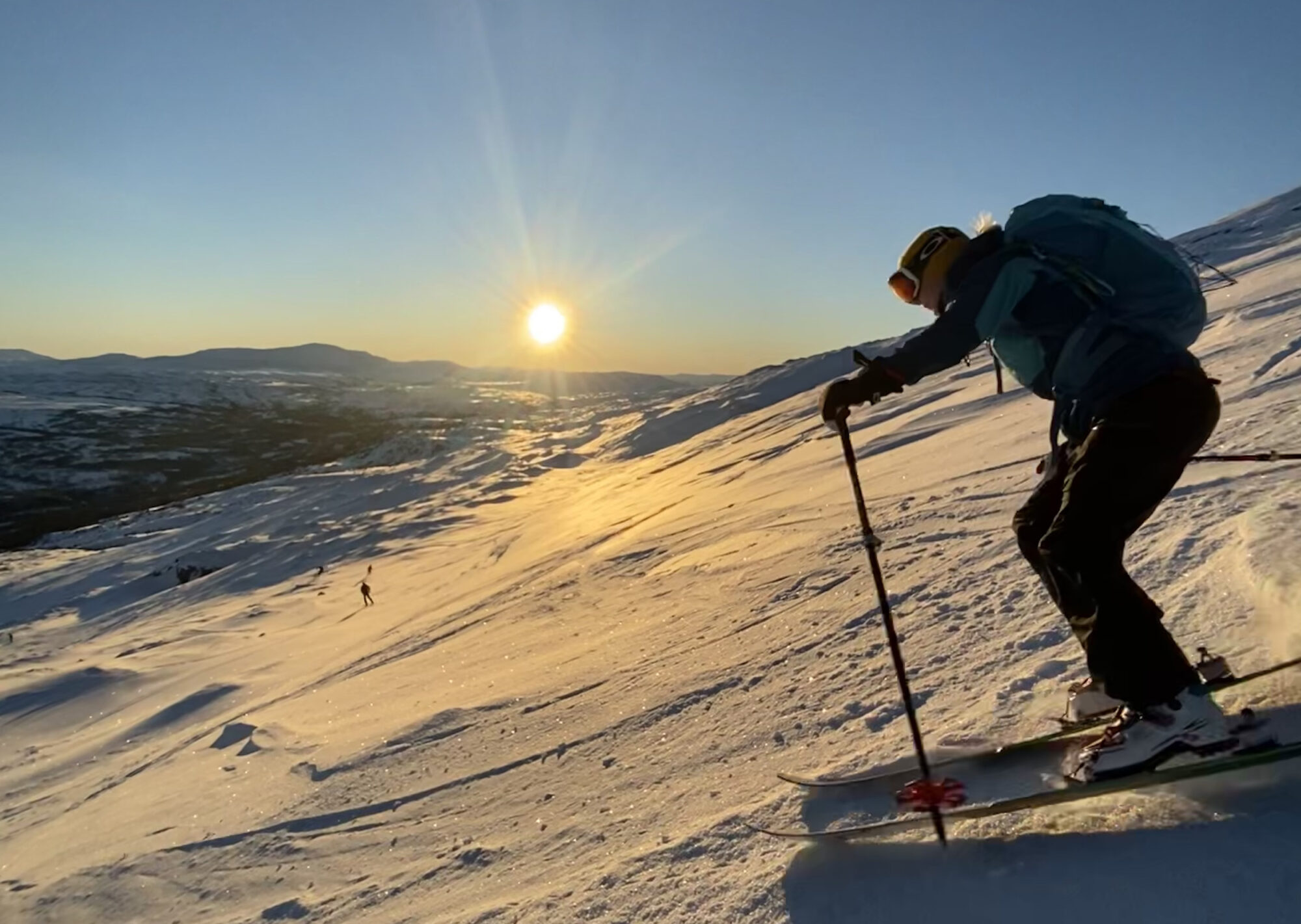 topptur. frikjøring på ski i solnedgang fra Mannfjellet i Meråker. Foto